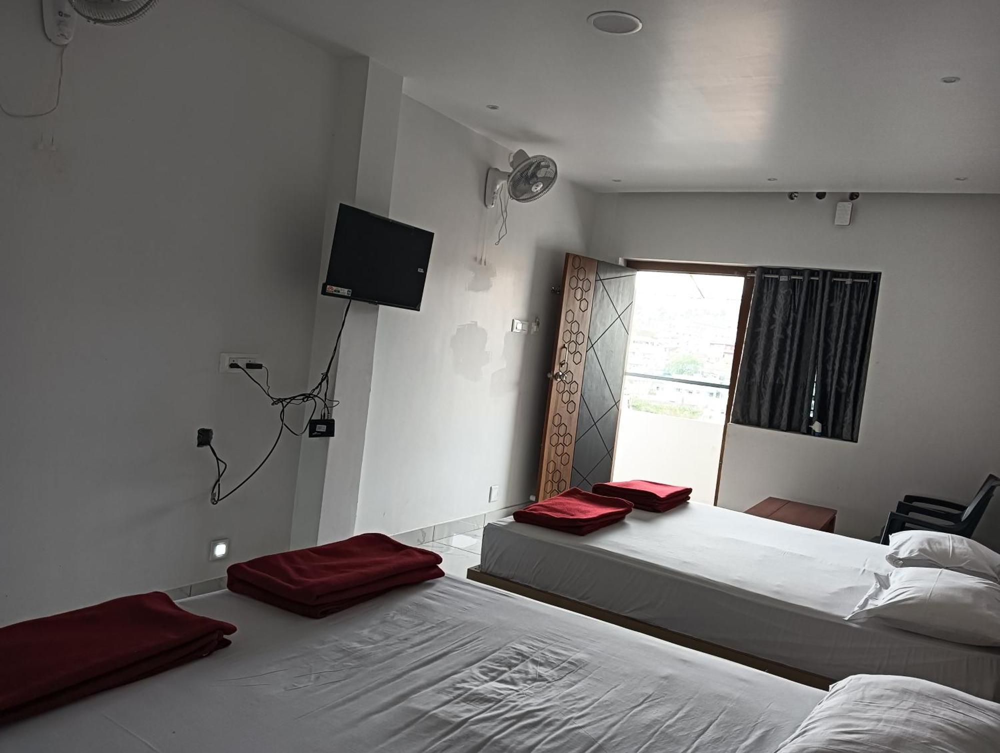 Hilltop Hotel วัลปาไร ภายนอก รูปภาพ
